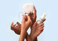 มือถือรีเทนเนอร์ใสและเจลฟอกสีฟัน