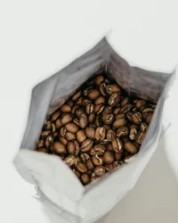 เมล็ดกาแฟคั่วในถุง