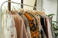 เสื้อเบลาส์ลายดอกบนราวไม้